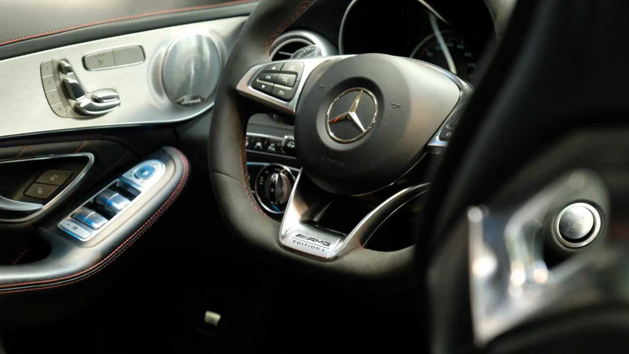 foto van interieur mercedes stuur en deur